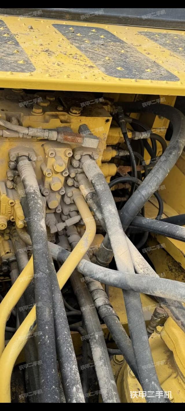 回转马达和主控阀（整机外观）