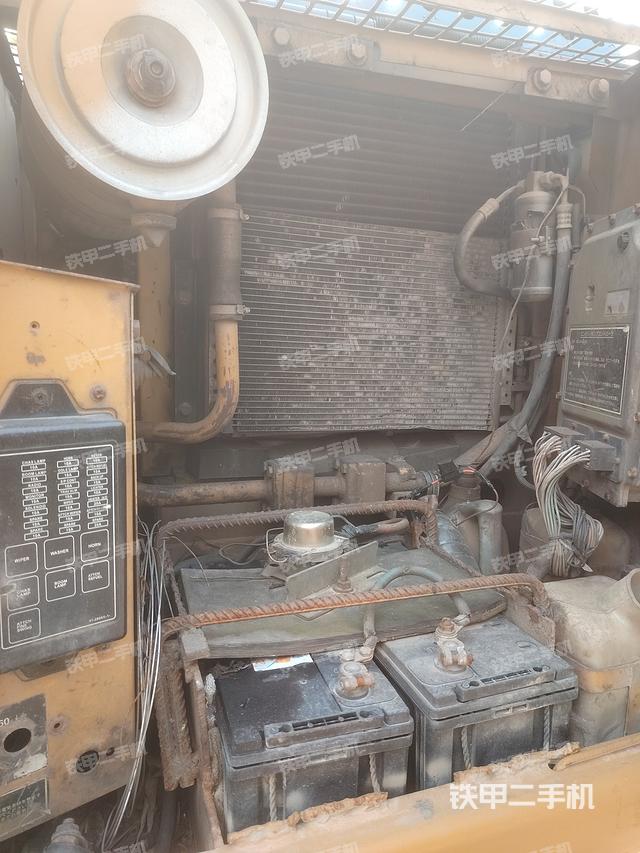 液壓泵艙室正面整體（整機外觀）