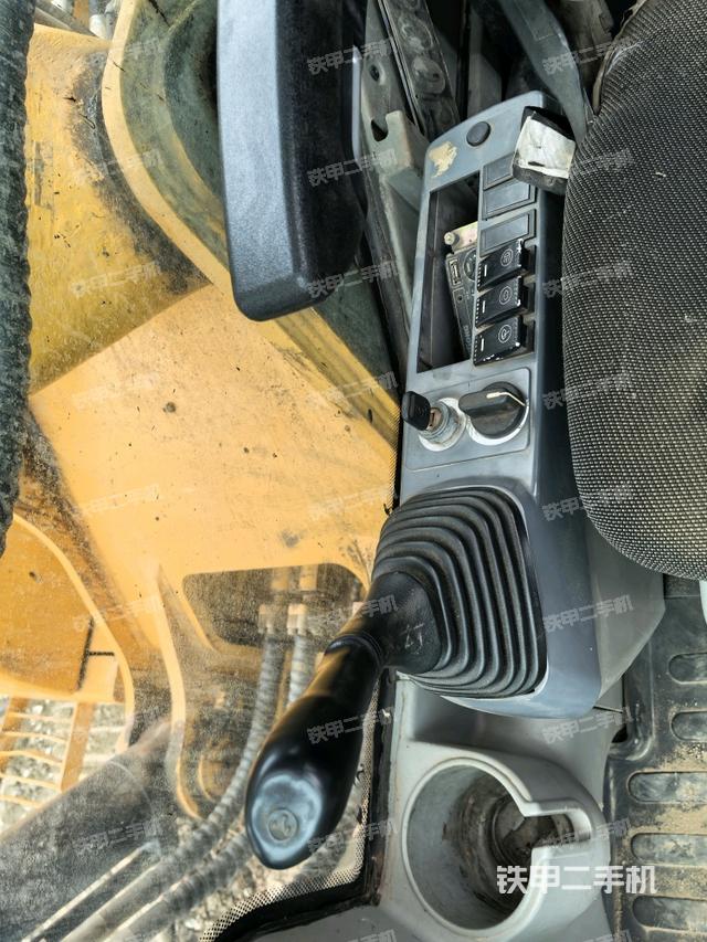 座椅右侧控制台/钥匙门/油门/含右手柄（驾驶室部分）