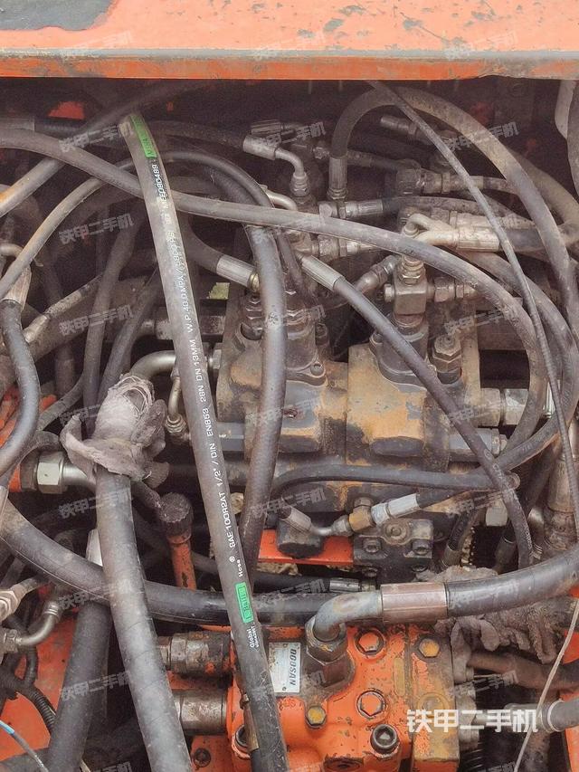 回轉馬達和主控閥（整機外觀）