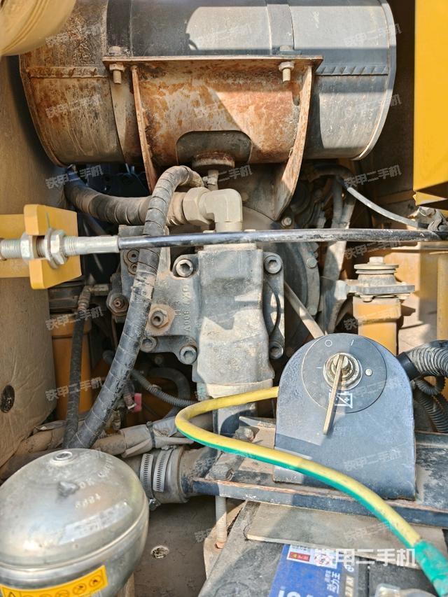 液压泵舱室正面整体（整机外观）