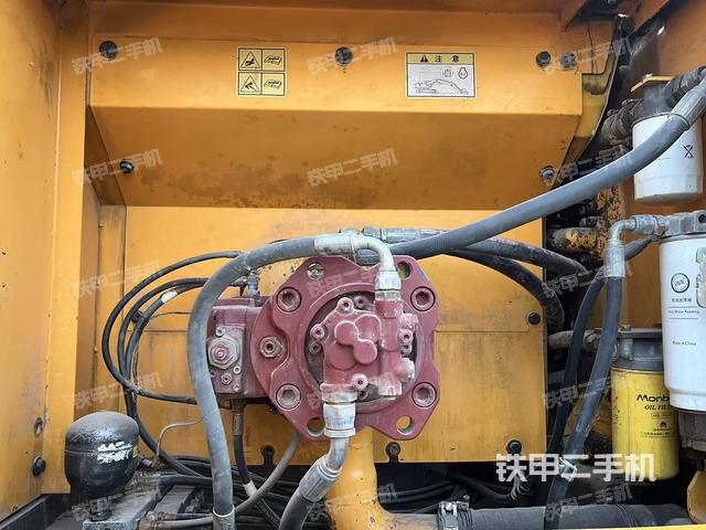 液壓泵艙室正面整體（整機外觀）