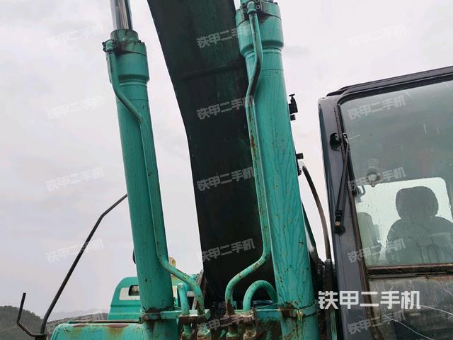 大臂油缸整体 竖拍（工作和回转装置）