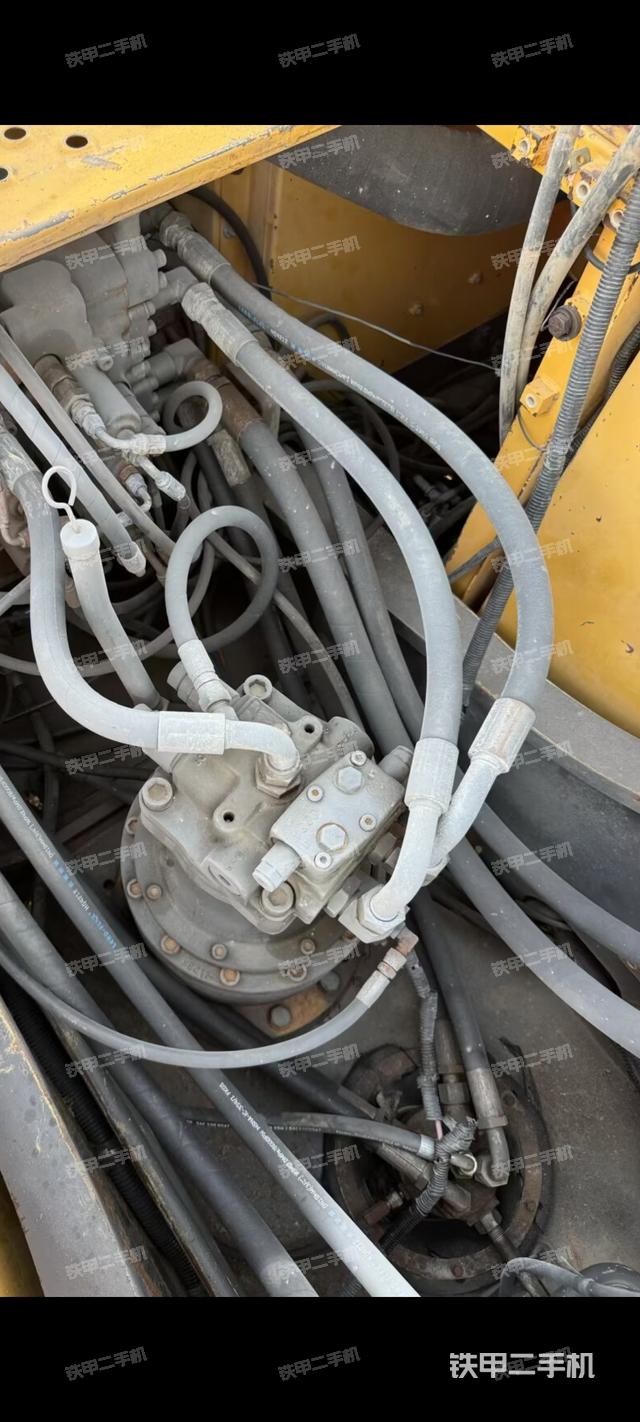 回轉(zhuǎn)馬達(dá)和主控閥（整機(jī)外觀）