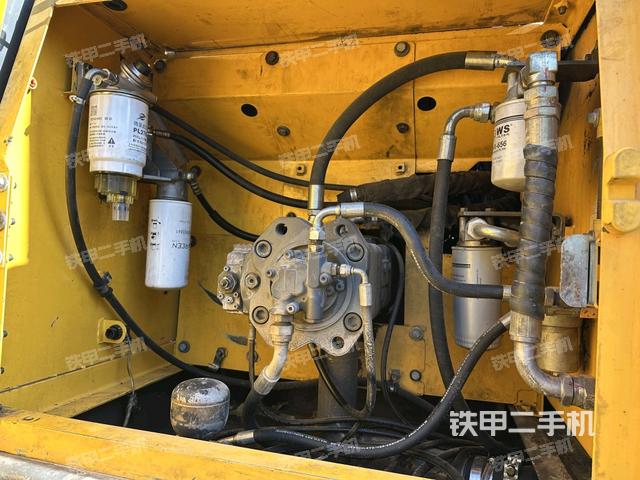 液压泵舱室正面整体（整机外观）