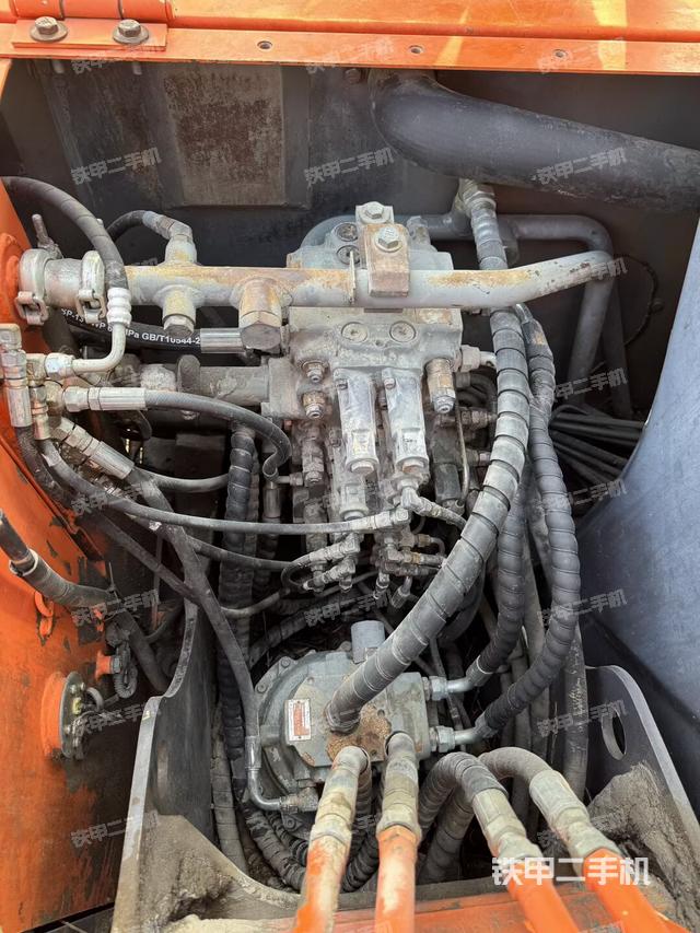 回转马达和主控阀（整机外观）