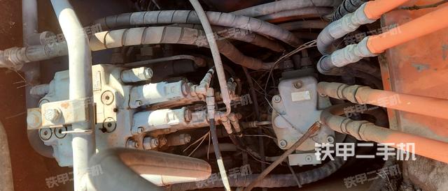 回转马达和主控阀（整机外观）