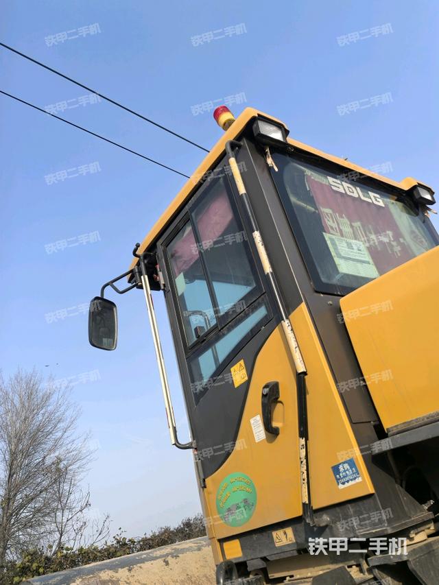 左侧正面照（压路机驾驶室）