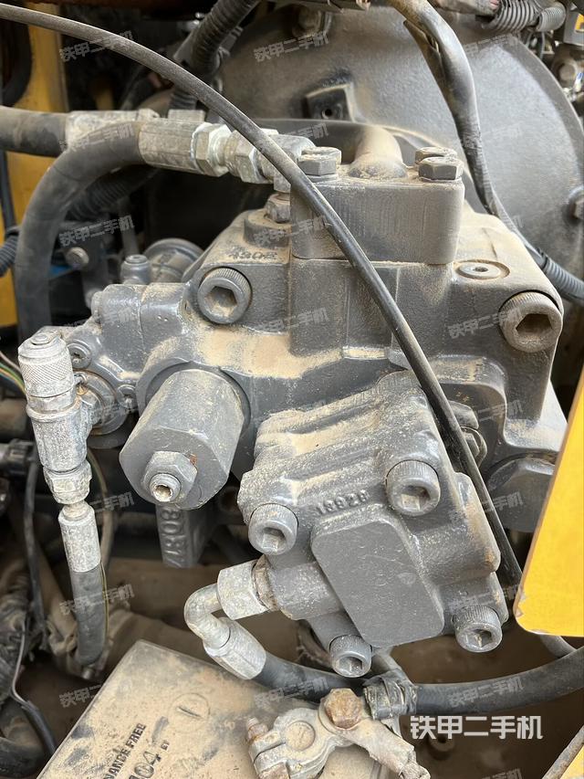 液壓泵艙室正面整體（整機(jī)外觀）