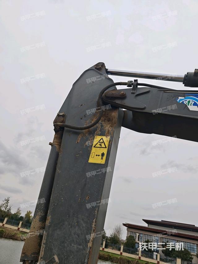 大臂油缸整体 竖拍（工作和回转装置）