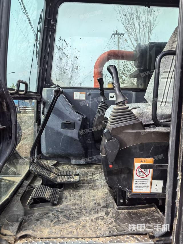 驾驶室顶部（整机外观）