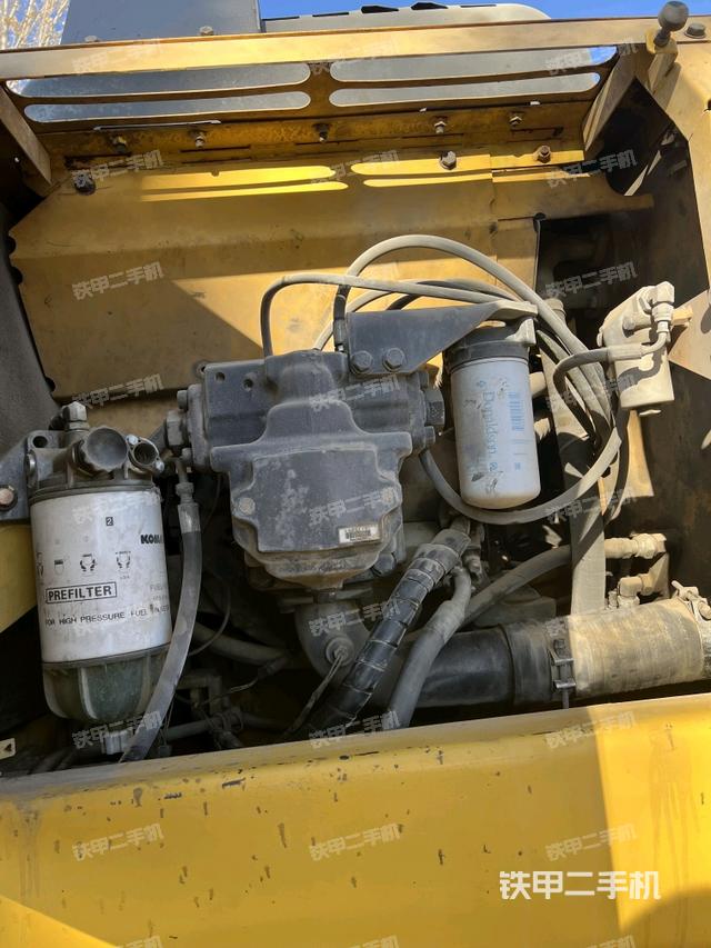 液压泵舱室正面整体（整机外观）