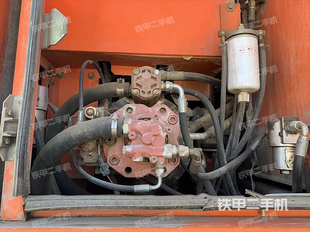 液压泵舱室正面整体（整机外观）