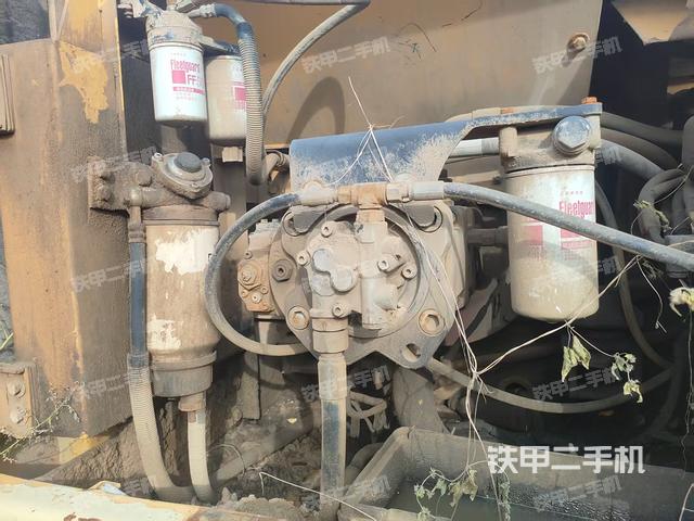 液压泵舱室正面整体（整机外观）