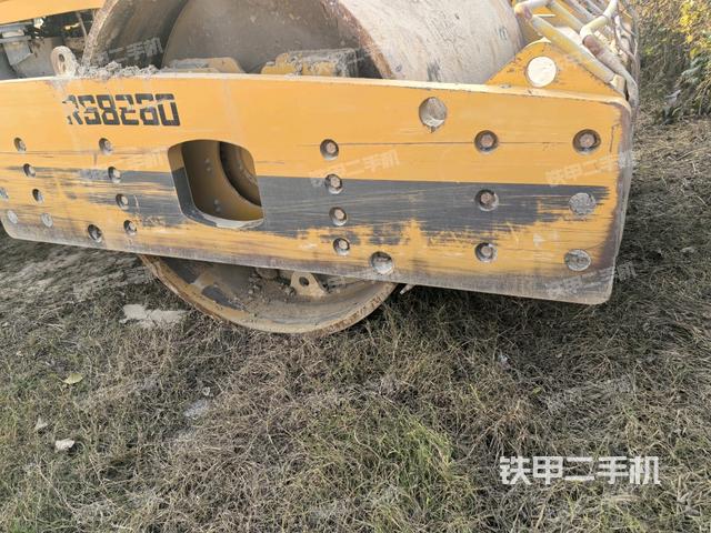 前车架正左侧（压路机前后车架）