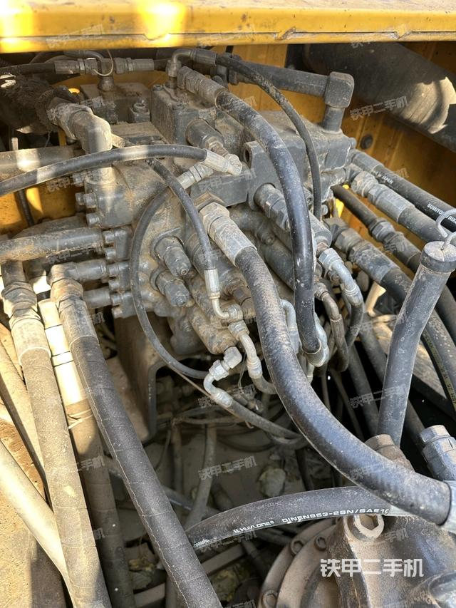 回转马达和主控阀（整机外观）