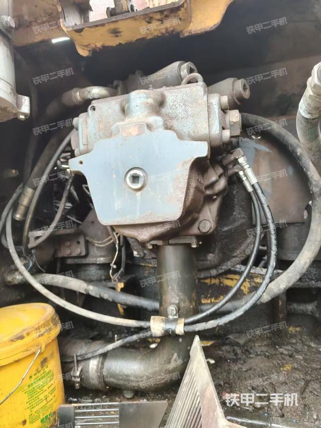 液壓泵艙室正面整體（整機外觀）