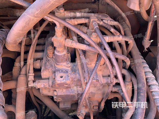 回转马达和主控阀（整机外观）