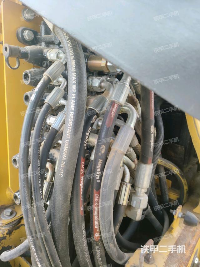 回轉(zhuǎn)馬達(dá)和主控閥（整機(jī)外觀）