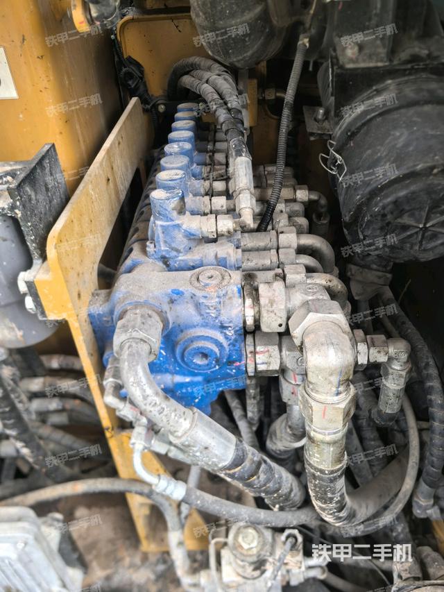 回转马达和主控阀（整机外观）