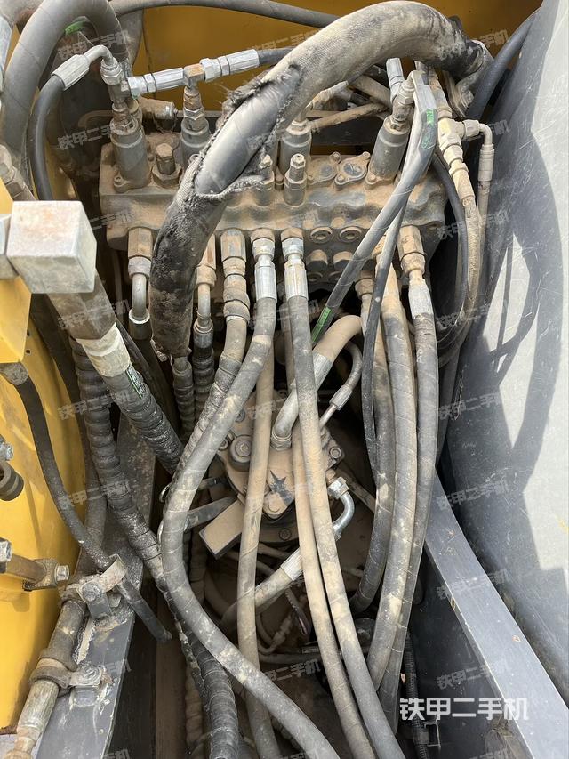 回轉(zhuǎn)馬達(dá)和主控閥（整機(jī)外觀）