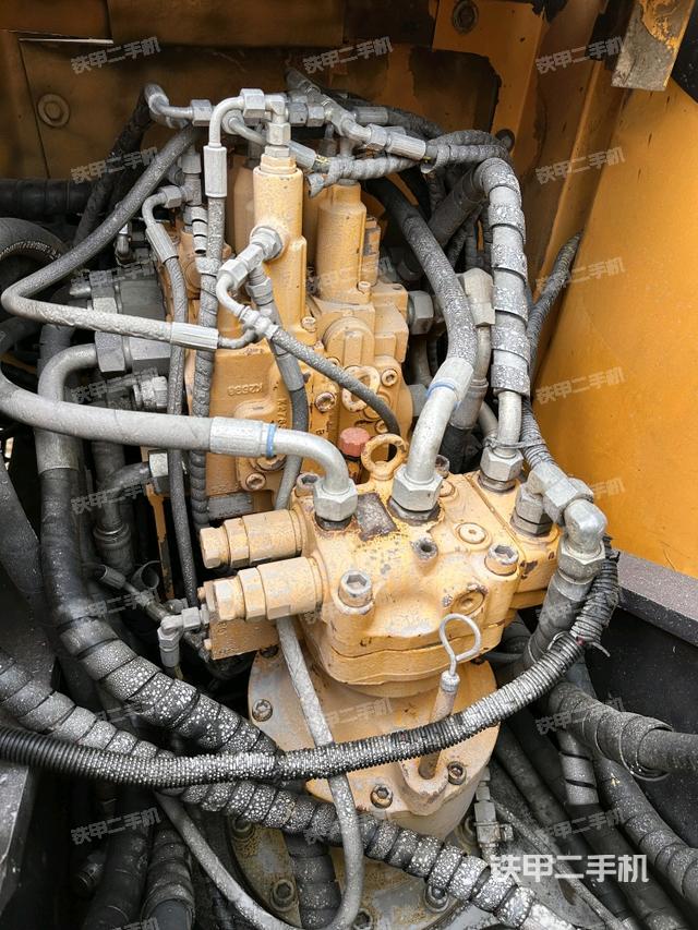 回轉(zhuǎn)馬達(dá)和主控閥（整機(jī)外觀）