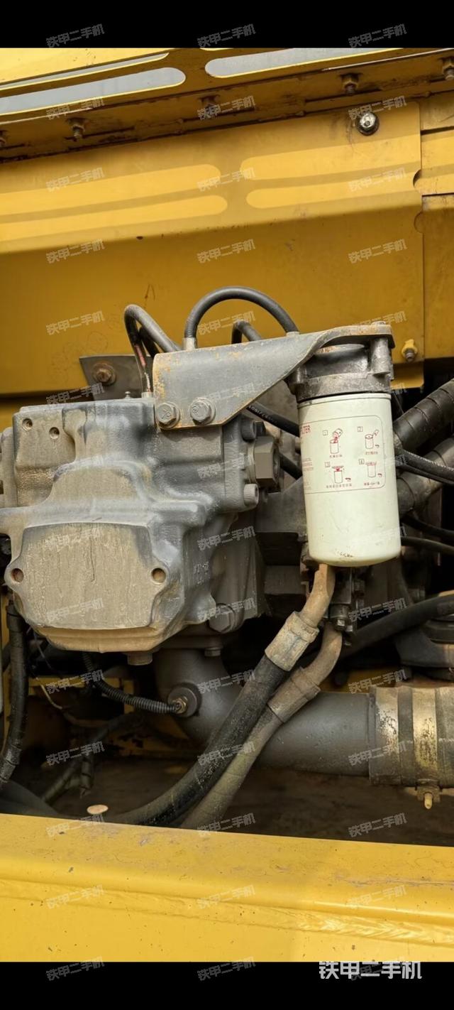 液压泵舱室正面整体（整机外观）