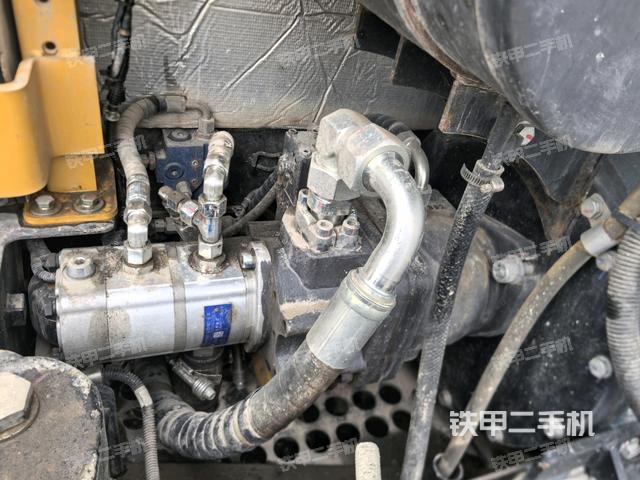 液压泵舱室正面整体（整机外观）