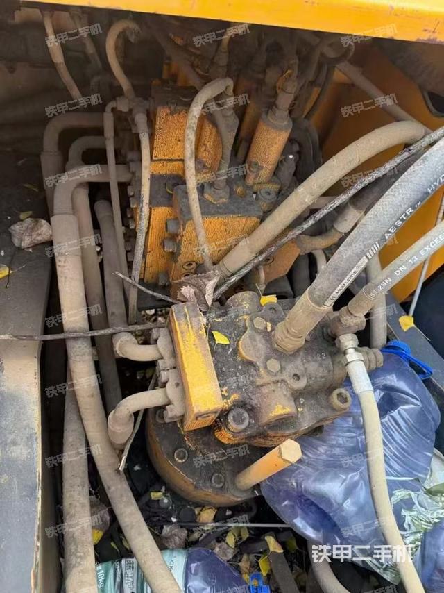 回轉(zhuǎn)馬達(dá)和主控閥（整機(jī)外觀）