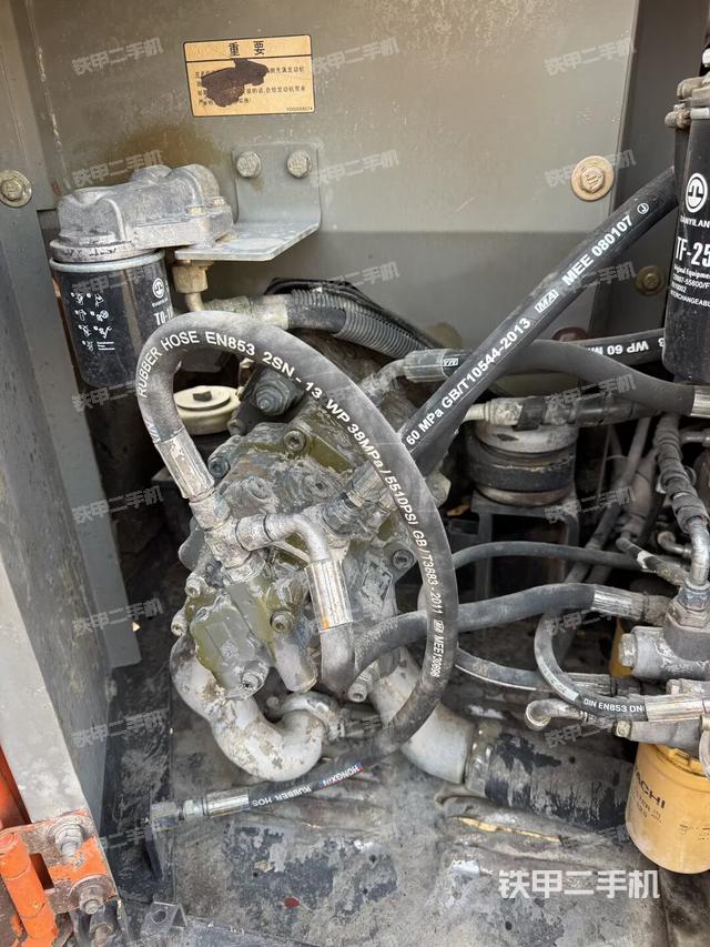 液压泵舱室正面整体（整机外观）