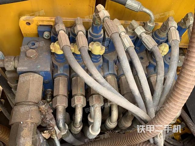 回转马达和主控阀（整机外观）