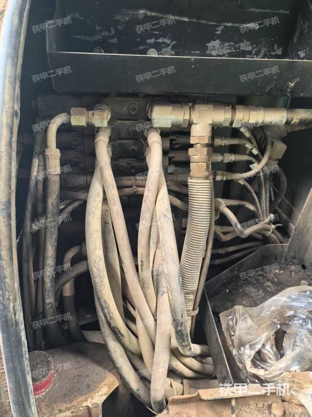 回转马达和主控阀（整机外观）