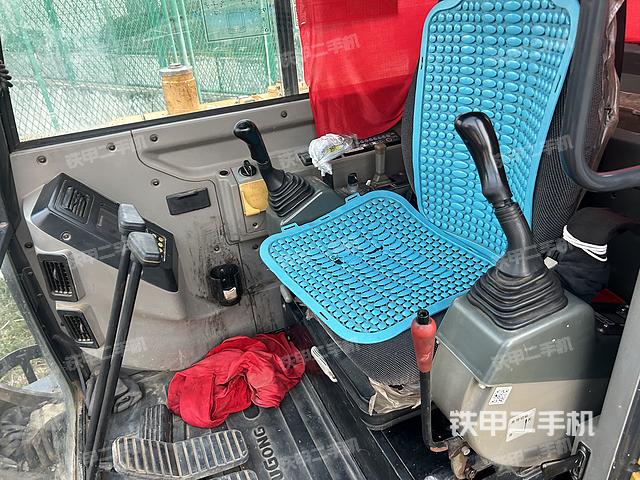 駕駛室整體（整機外觀）