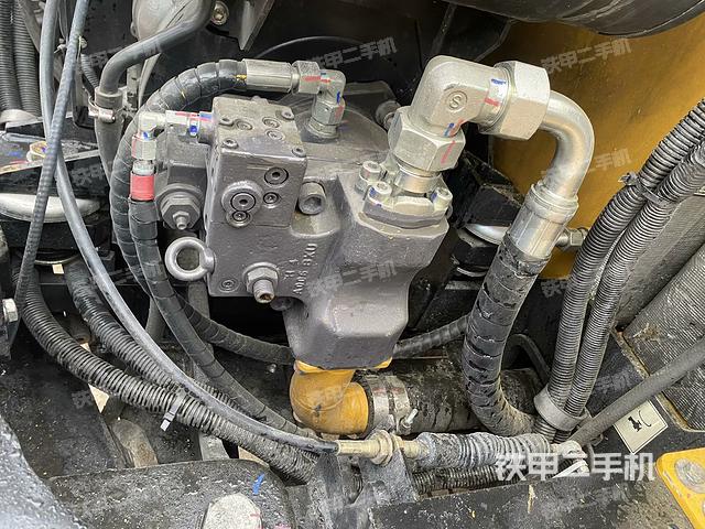 液压泵舱室正面整体（整机外观）