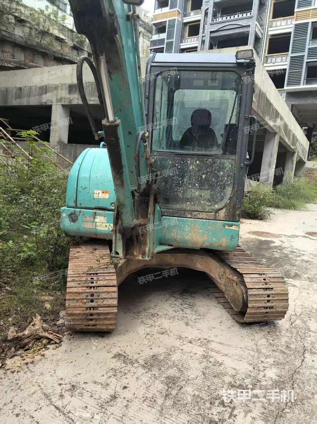 驾驶室顶部（整机外观）