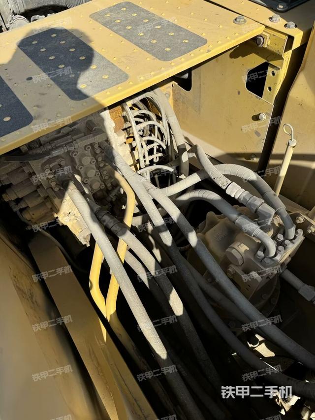 回转马达和主控阀（整机外观）