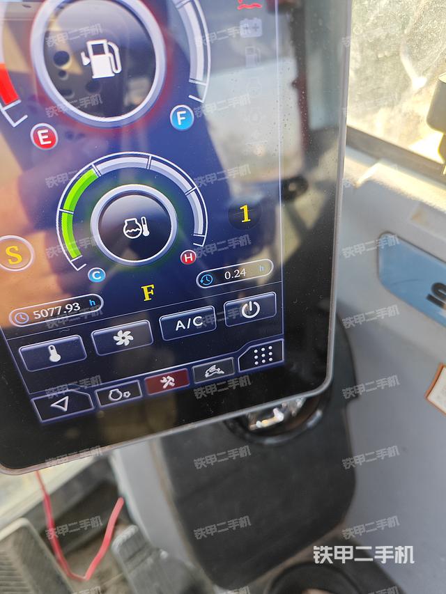 回转马达和主控阀（整机外观）