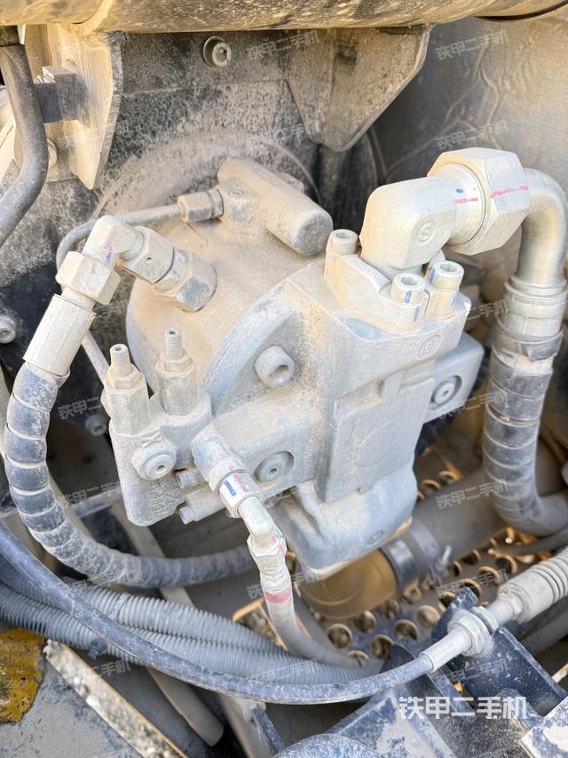 液壓泵艙室正面整體（整機外觀）