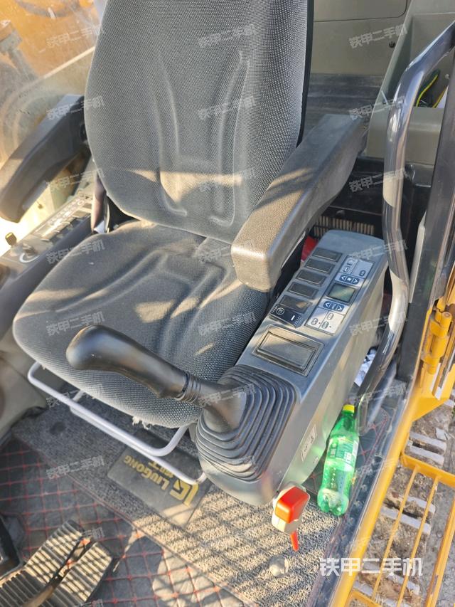 座椅右側控制臺/鑰匙門/油門/含右手柄（駕駛室部分）