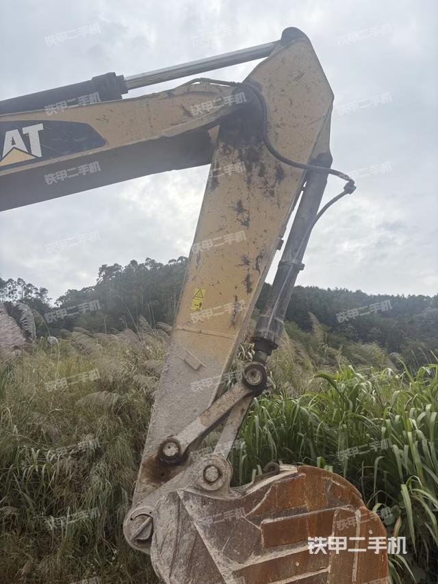 大臂油缸整体 竖拍（工作和回转装置）