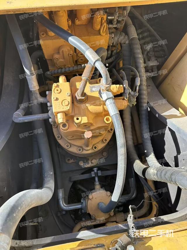 回转马达和主控阀（整机外观）