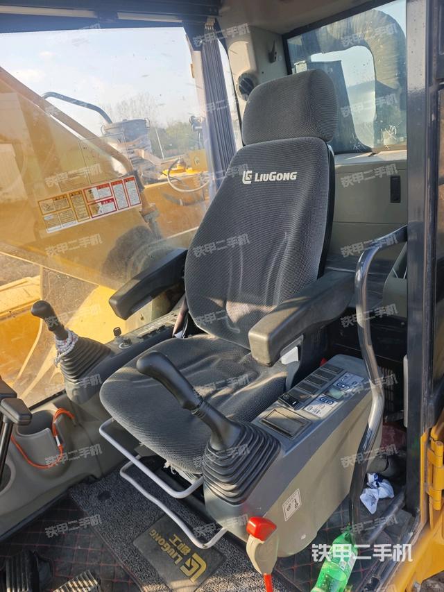 座椅左側控制臺/音響/含左手柄（駕駛室部分）