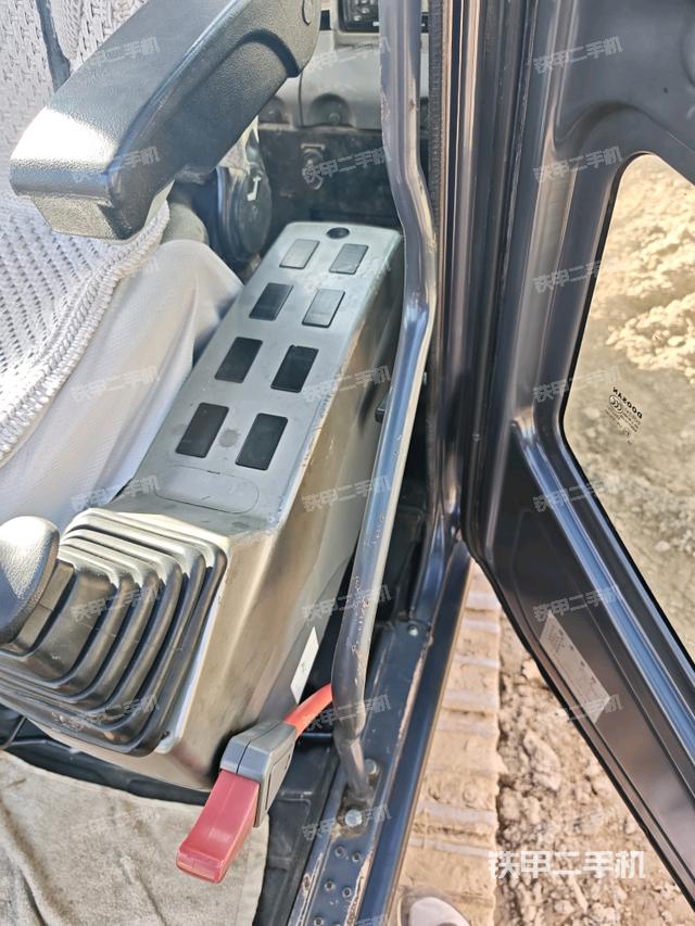 右側(cè)玻璃角標(biāo)（駕駛室部分）