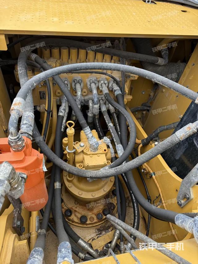 回轉(zhuǎn)馬達(dá)和主控閥（整機(jī)外觀）