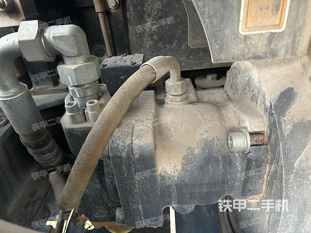 液壓泵艙室正面整體（整機外觀）