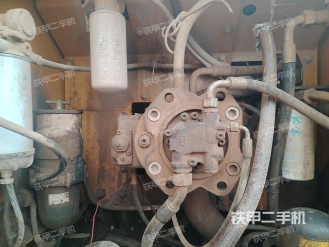 液壓泵艙室正面整體（整機外觀）