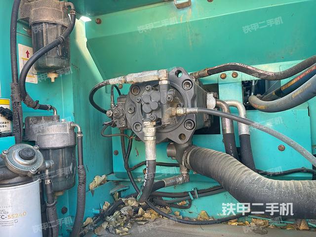 液压泵舱室正面整体（整机外观）