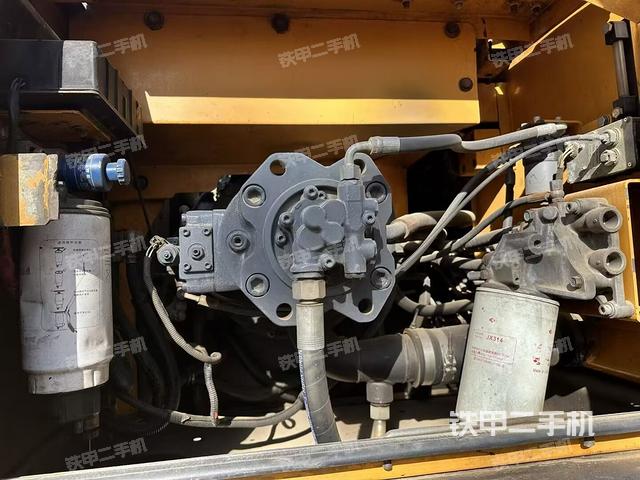 液压泵舱室正面整体（整机外观）