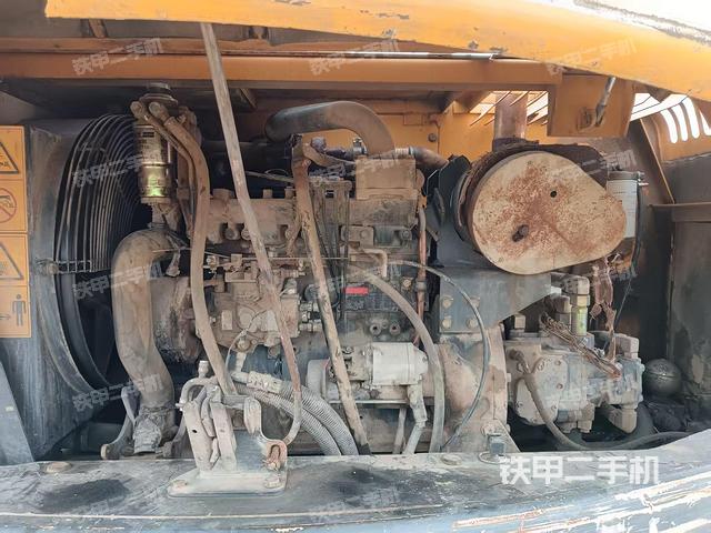 液壓泵艙室正面整體（整機外觀）