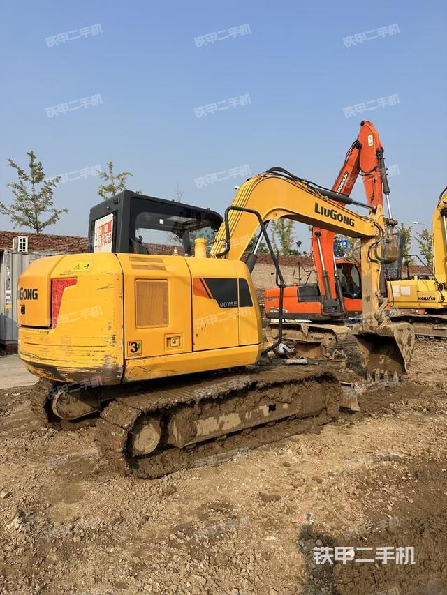 驾驶室顶部（整机外观）